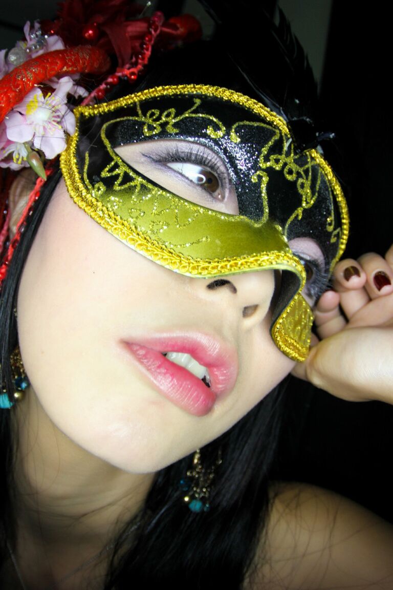 21P Der dünne asiatische Pornostar Marica Hase posiert in verführerischen Dessous in einem Solo