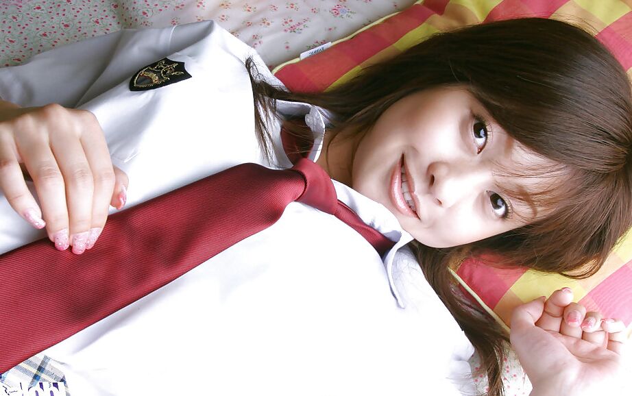 15P A estudante asiática safada Ayumi Motomura tirando o uniforme