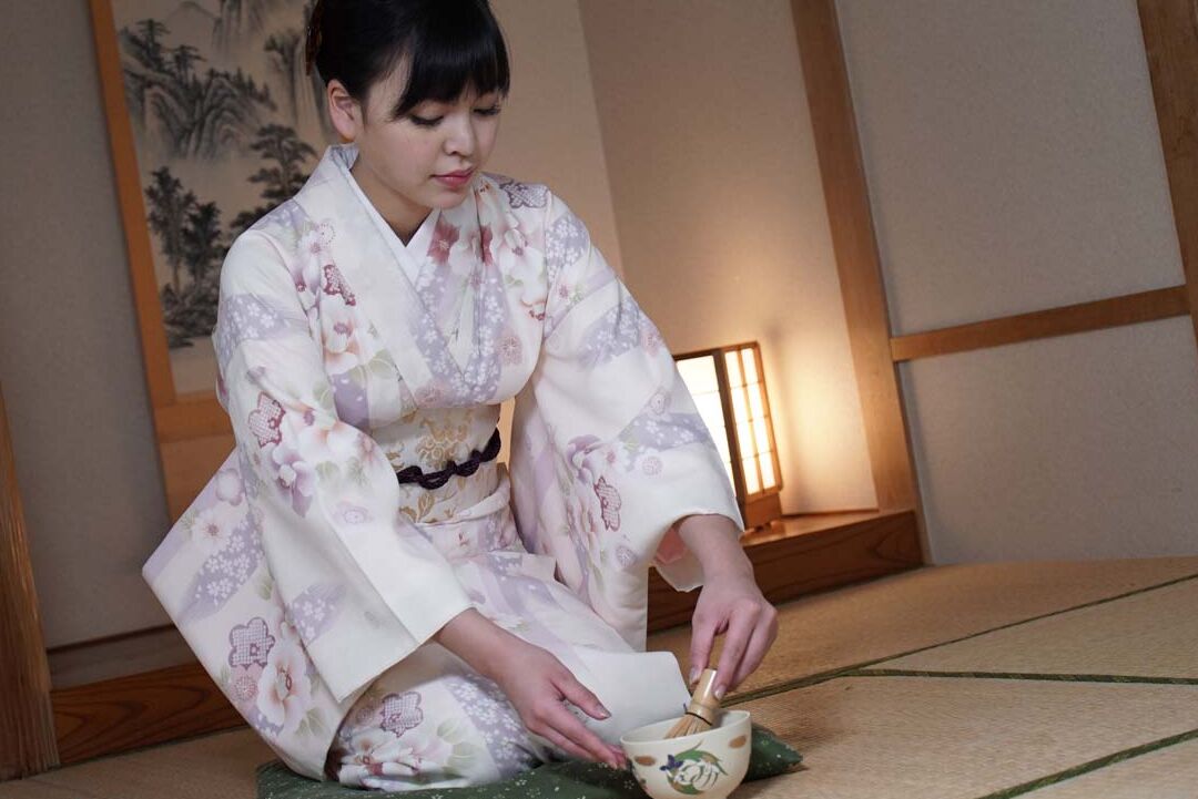 21P Chesty Asian esposa Manaka tem sua buceta peluda lambida