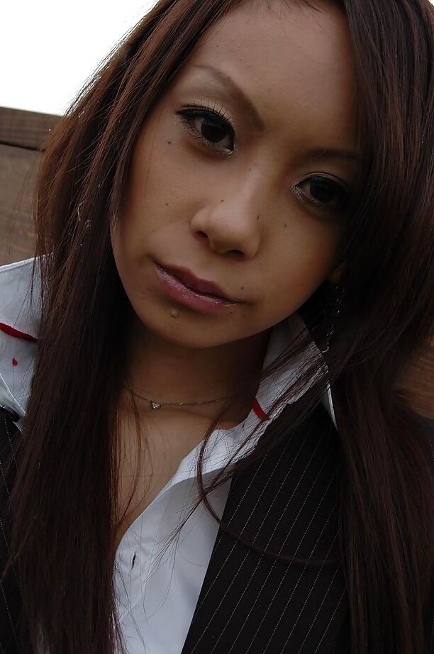 16P Adolescente asiática com corte raspado Ayane Fukumori se despindo e abrindo as pernas