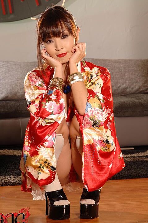 12P La hermosa modelo asiática Marica Hase se levanta el kimono para meterse los dedos en el coño