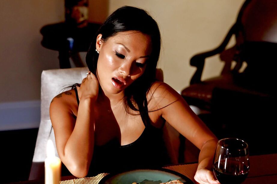 16P Lusty Asian esposa Asa Akira está sendo fodida quando seu marido está fora