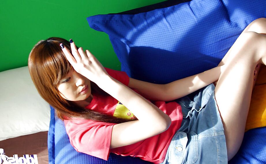 16P Petite asian girl with hairy poon stripping off her clothes