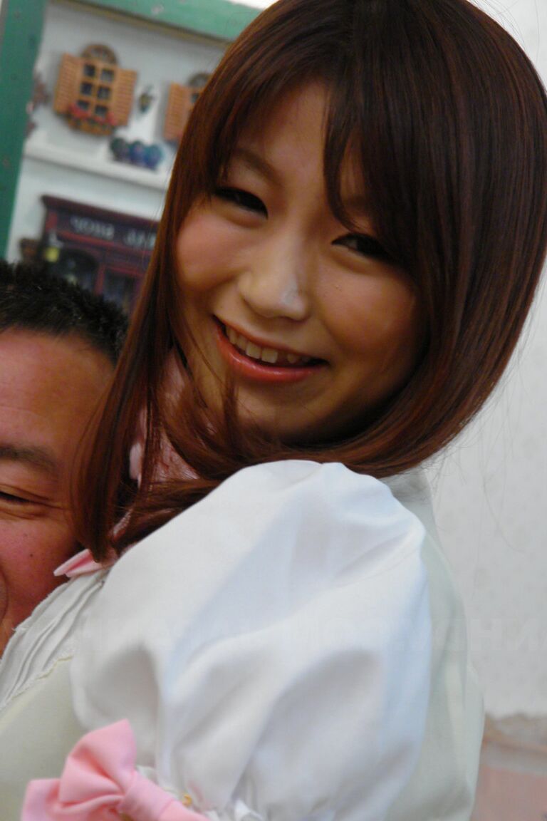 21P Die brünette asiatische Magd Shino Tanaka probiert den Schwanz und das Sperma ihres Chefs
