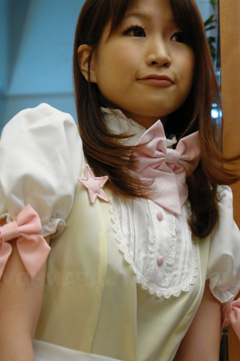 21P Die brünette asiatische Magd Shino Tanaka probiert den Schwanz und das Sperma ihres Chefs