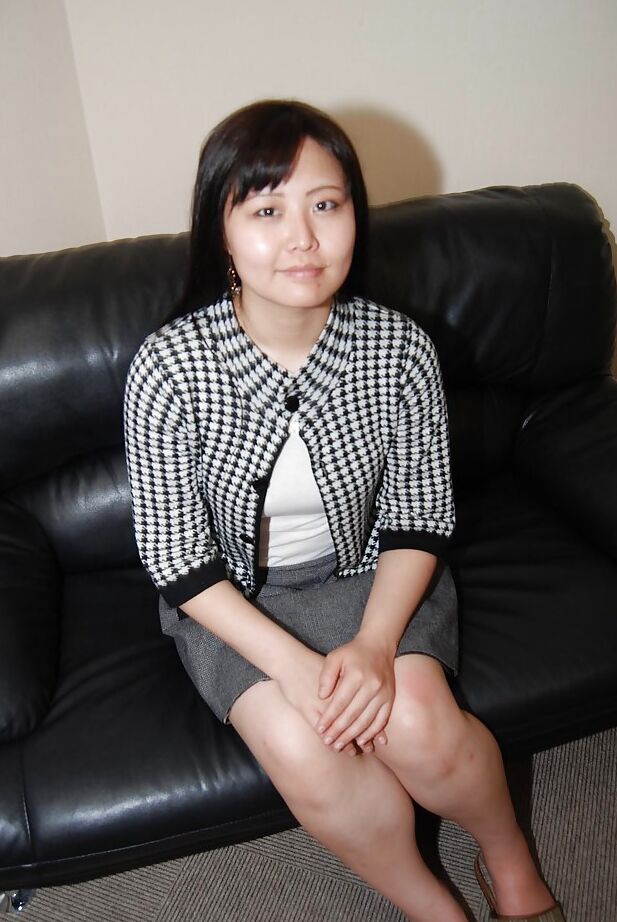 16P Une asiatique se déshabille et se fait plaisir avec un vibromasseur sous sa culotte