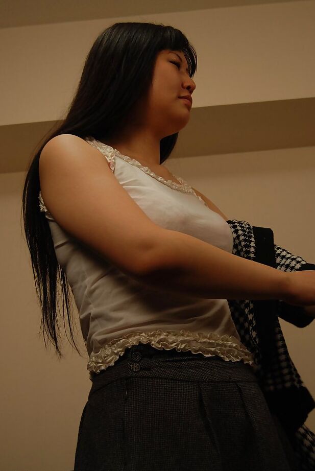 16P Une asiatique se déshabille et se fait plaisir avec un vibromasseur sous sa culotte