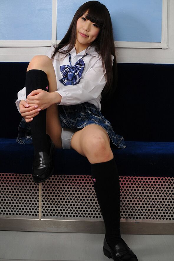 16P La colegiala japonesa Saaya Sakura escupe semen en las manos después de una mamada CFNM