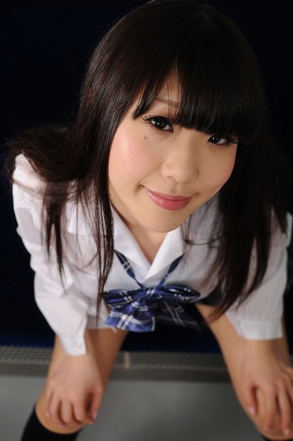 16P La colegiala japonesa Saaya Sakura escupe semen en las manos después de una mamada CFNM