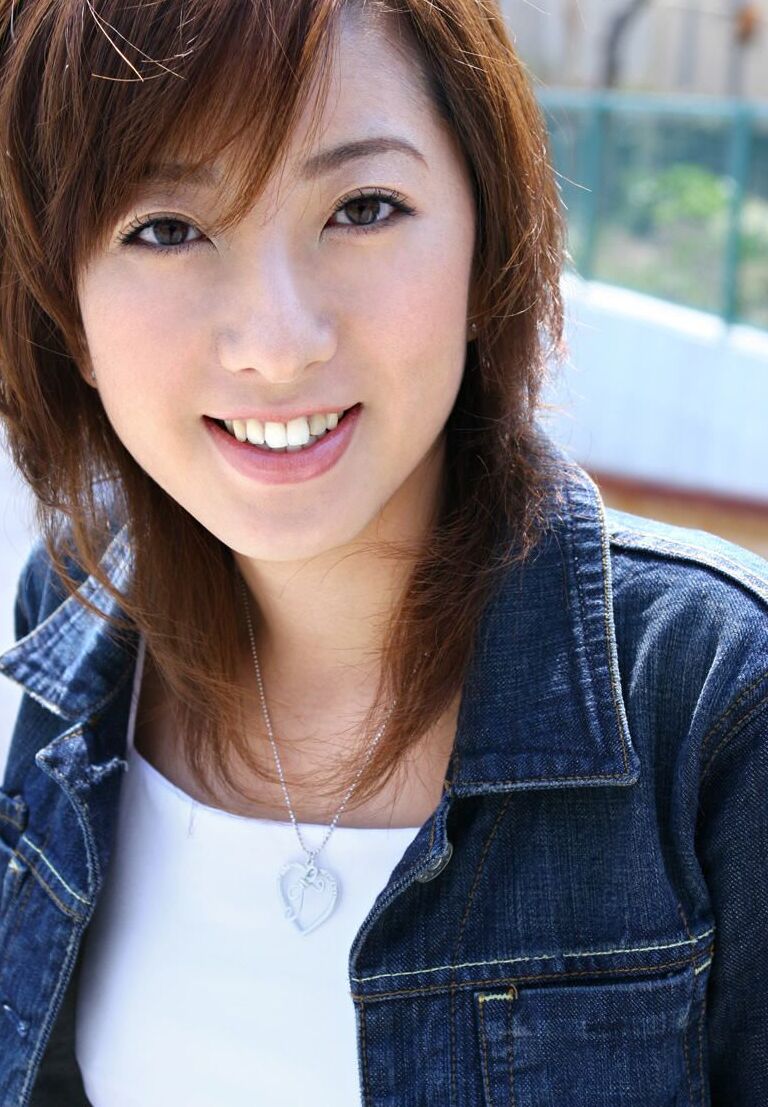 16P A adolescente japonesa Jyuri Kanoh mostra a calcinha antes de ficar nua em casa