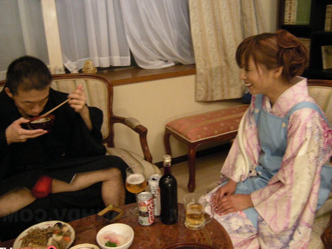 17P 角質のアジア人妻森高楓が夫に毛むくじゃらの陰部をおもちゃにされる