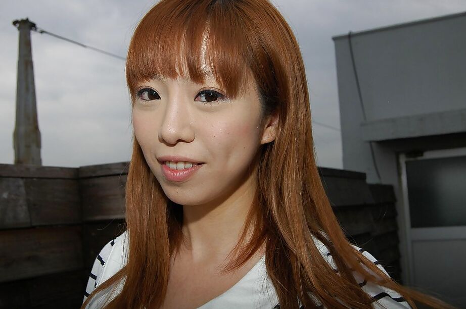 16P Chihiro Ozawa está exibindo sua calcinha branca sexy!