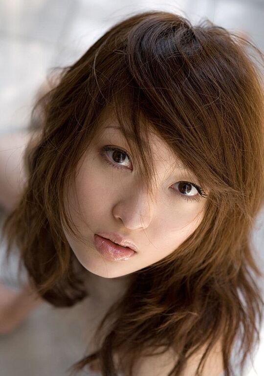 16P A adolescente japonesa Maiko Kazano molha seus peitos lindos e arbusto enquanto toma banho