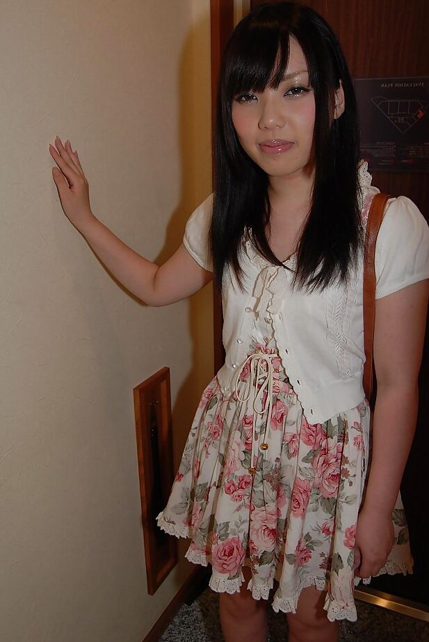 16P Linda adolescente asiática Chisa Nagata ficando nua e vibrando em sua fenda