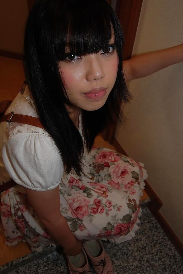 16P Linda adolescente asiática Chisa Nagata ficando nua e vibrando em sua fenda