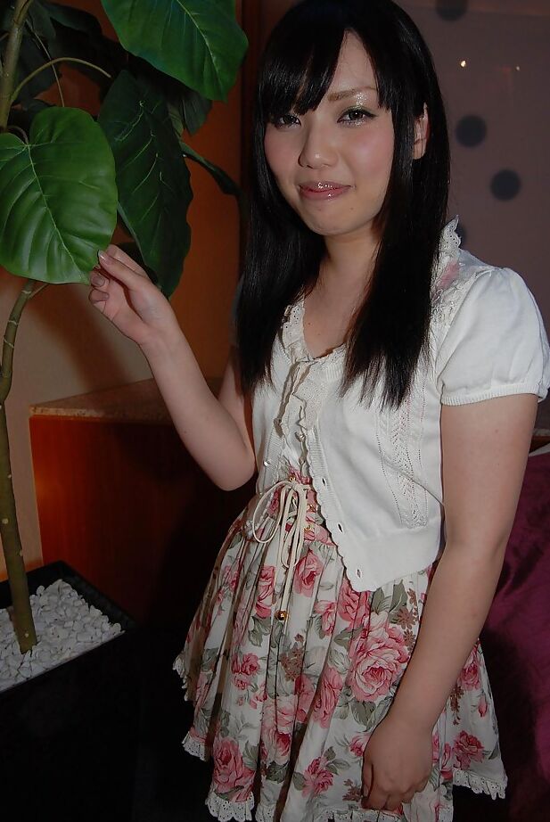 16P Linda adolescente asiática Chisa Nagata ficando nua e vibrando em sua fenda