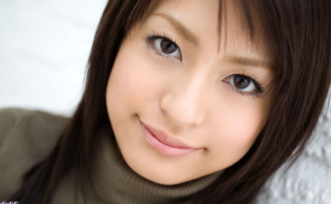 16P A adolescente japonesa Misaki Mori se expõe enquanto troca de roupa