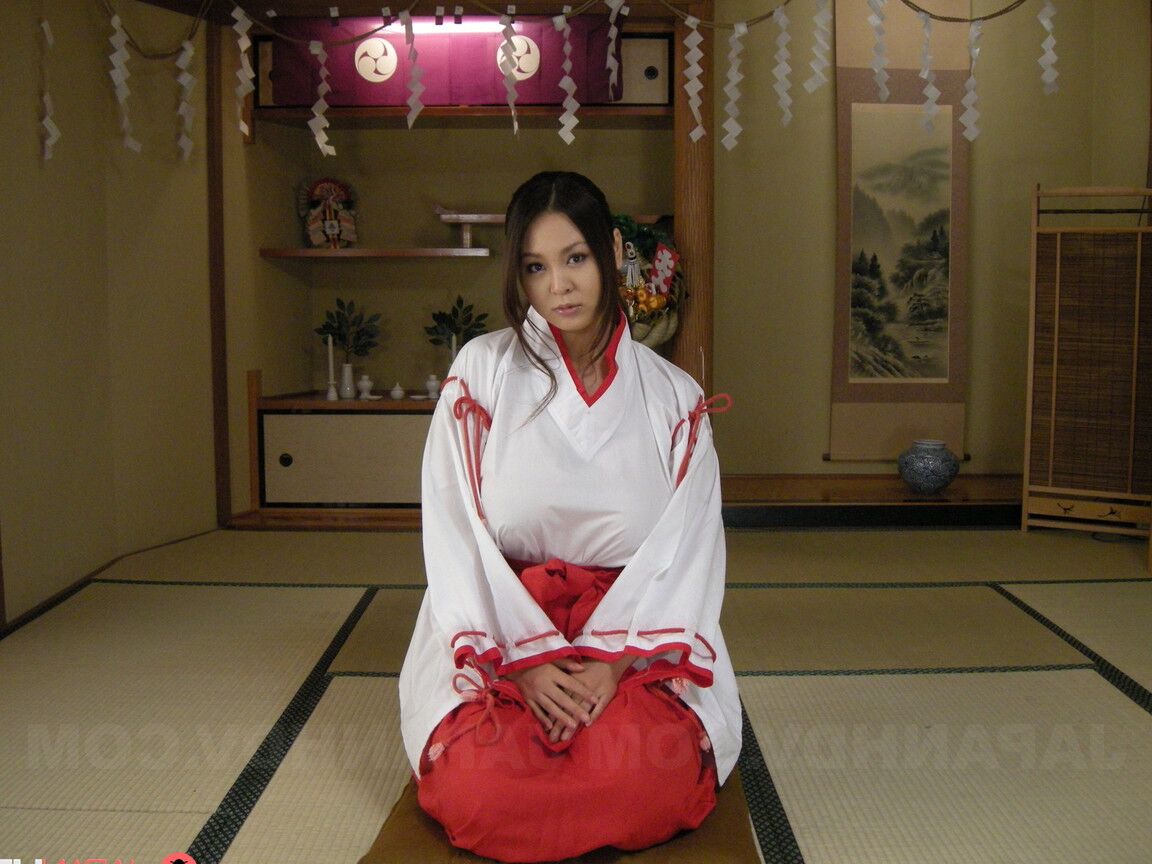 21P La magnifique épouse japonaise Airi Ai montre son buisson et le frotte en solo