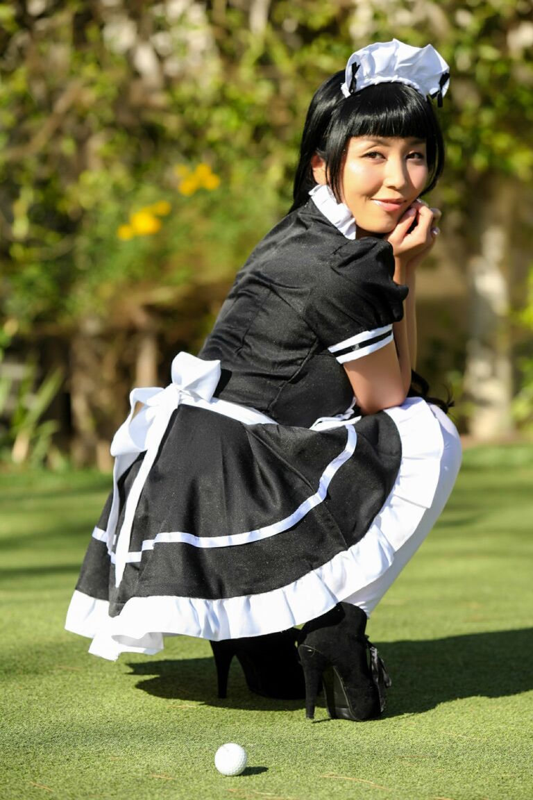 21P, la femme de ménage asiatique Marica Hase enlève son uniforme et exhibe son savoureux manchon à l'extérieur.