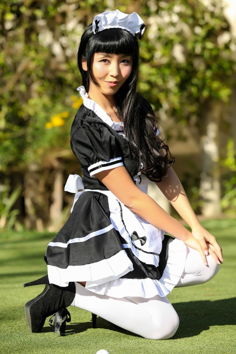 21P, la femme de ménage asiatique Marica Hase enlève son uniforme et exhibe son savoureux manchon à l'extérieur.