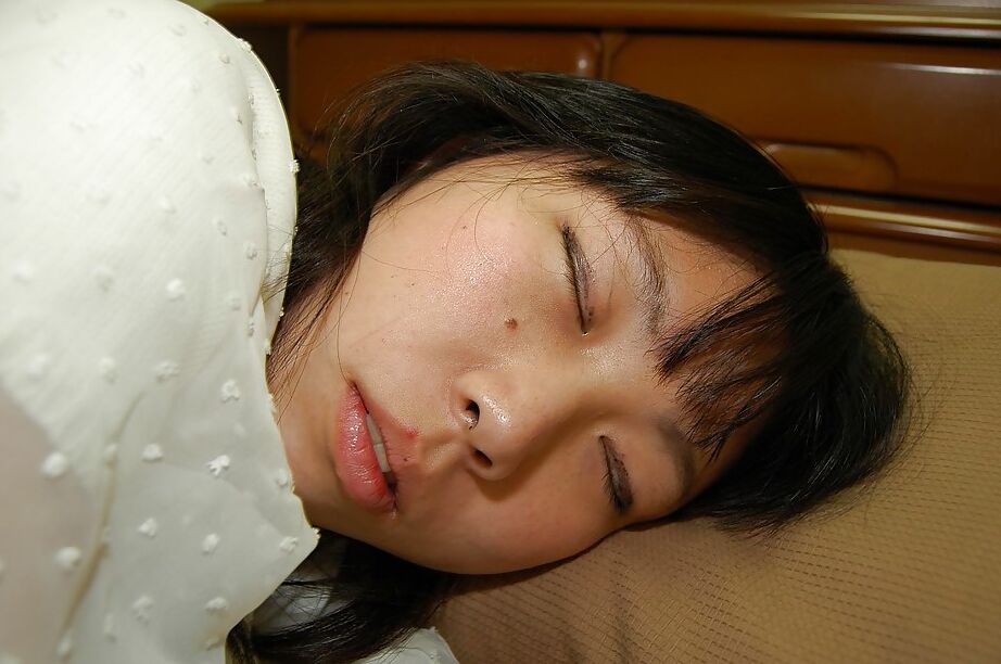 16P Incrível morena adolescente asiática Noriko está mostrando sua buceta incrível