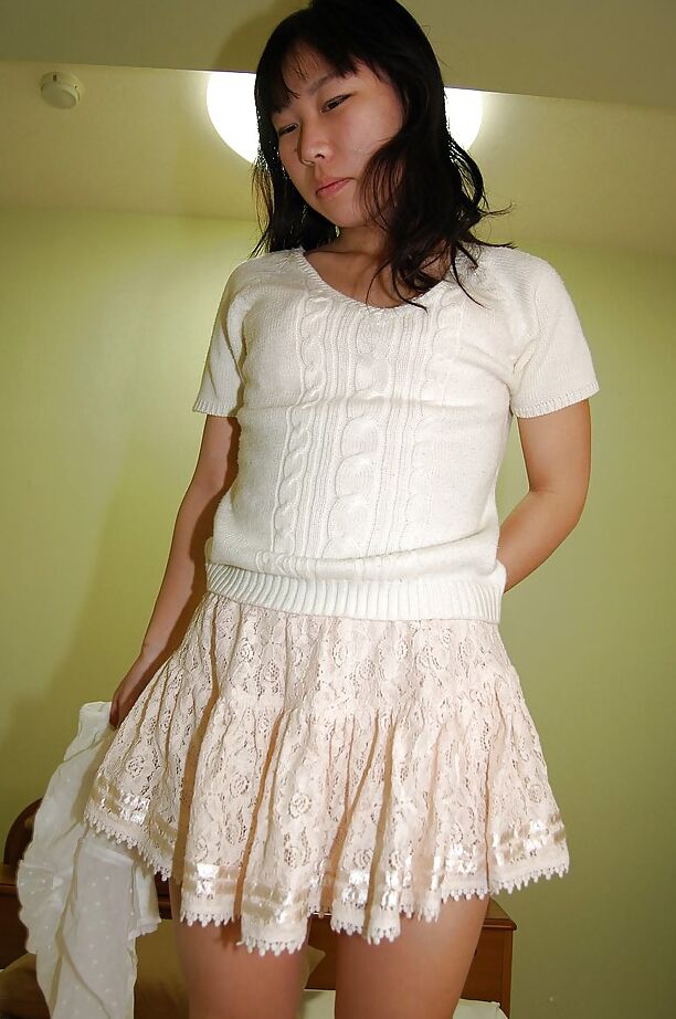 16P Incrível morena adolescente asiática Noriko está mostrando sua buceta incrível