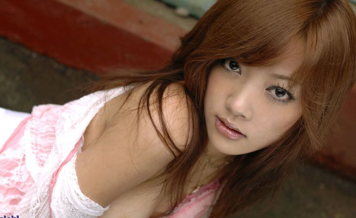 16P A ruiva japonesa Mai Kitamura puxa a calcinha sexy depois de mostrar os seios