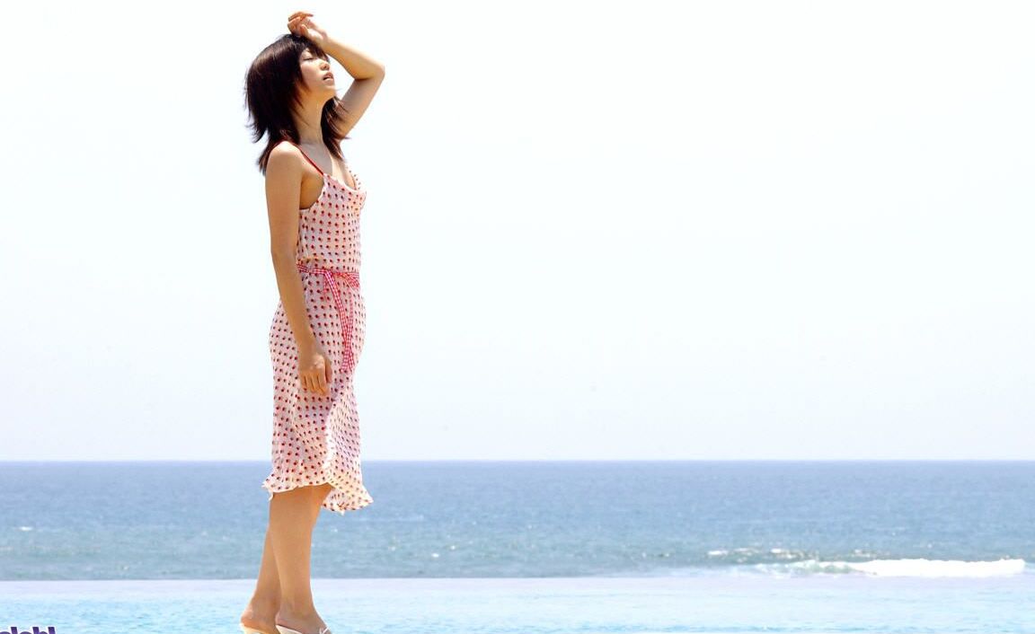 16P La jeune japonaise Saki Ninomiya se met nue avec l'océan derrière elle