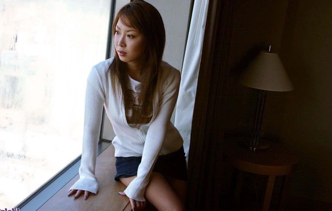 16P La caliente adolescente japonesa Yuzuha hace tentadoras poses en solitario en una habitación de hotel y en la bañera