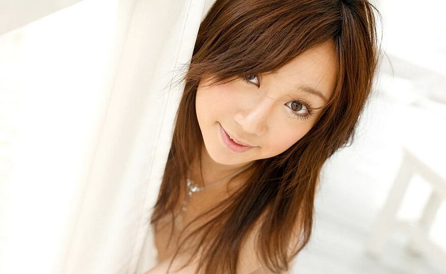 16P La jolie teen japonaise Ryo Akanishi pose totalement nue tout en changeant de tenue
