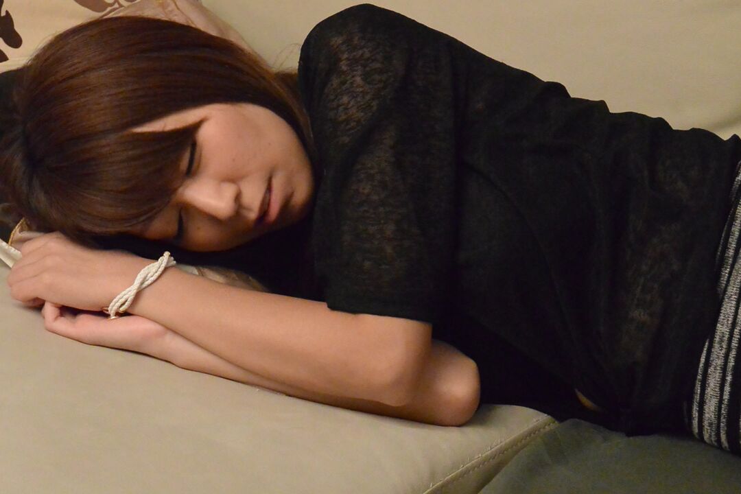 21P A linda garota asiática Chihiro Akino gosta de sexo POV hardcore com um pau delicioso