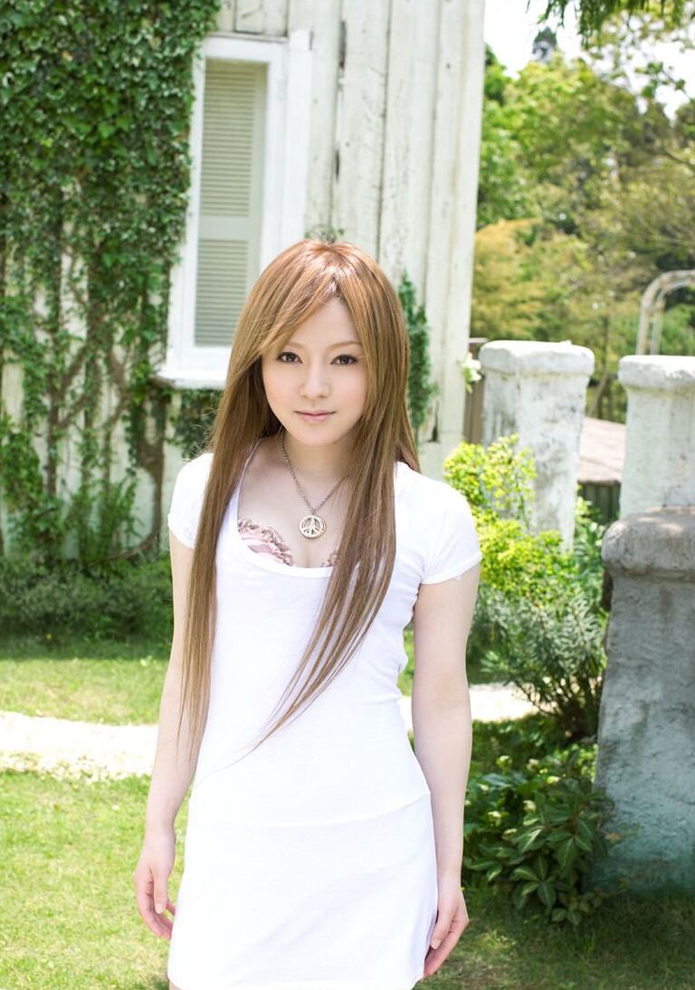 16P 美しい日本の女の子、桜井りあが着替え中に全裸になる