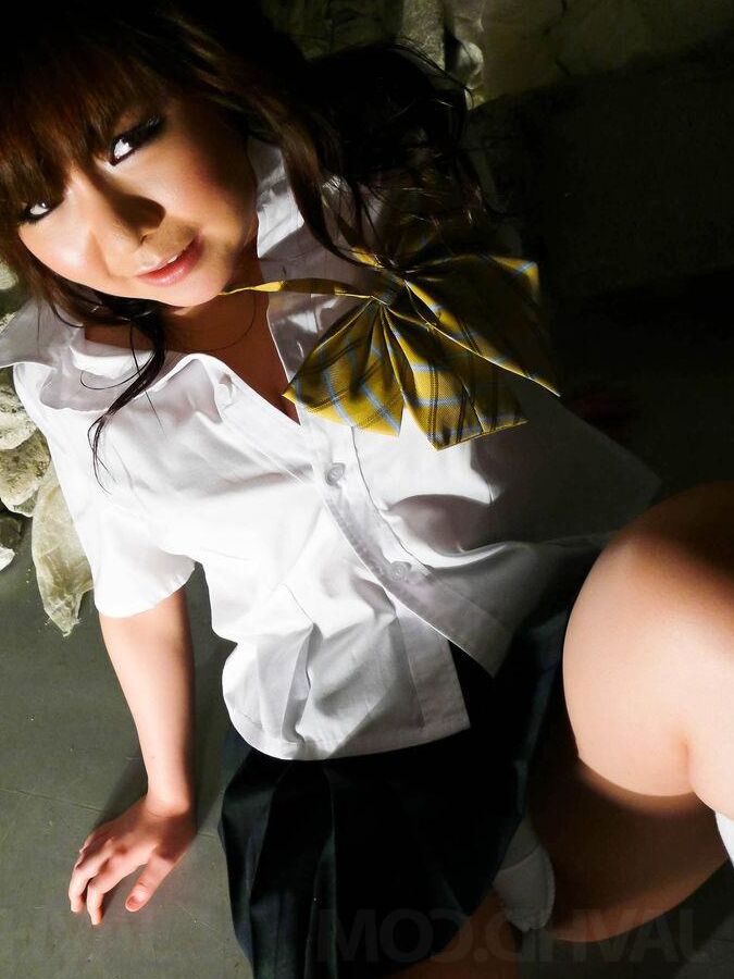 15P La tentadora colegiala Meina revela sus curvas antes de jugar con su coño