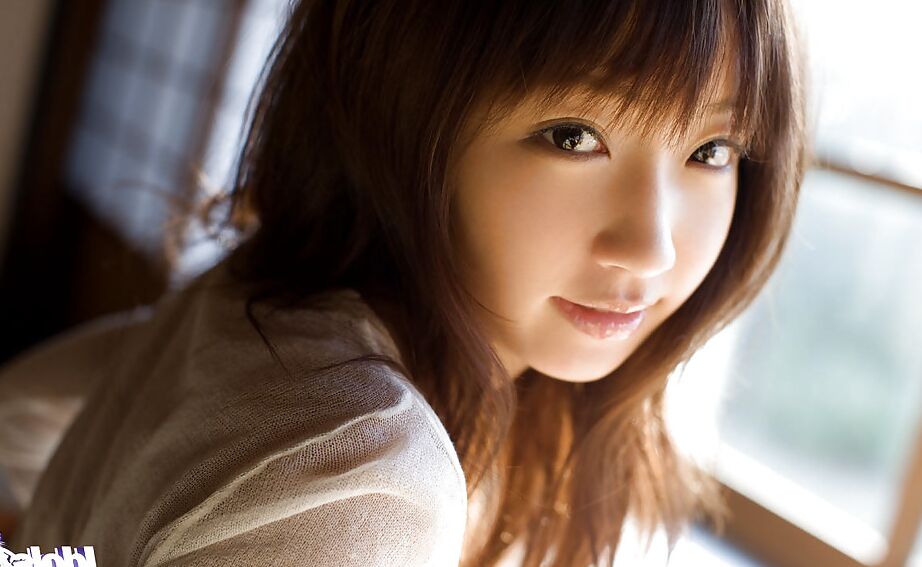 15P Die erregende asiatische Teenagerin Hina Kurumi enthüllt ihre winzigen Kurven