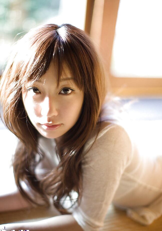 15P Die erregende asiatische Teenagerin Hina Kurumi enthüllt ihre winzigen Kurven