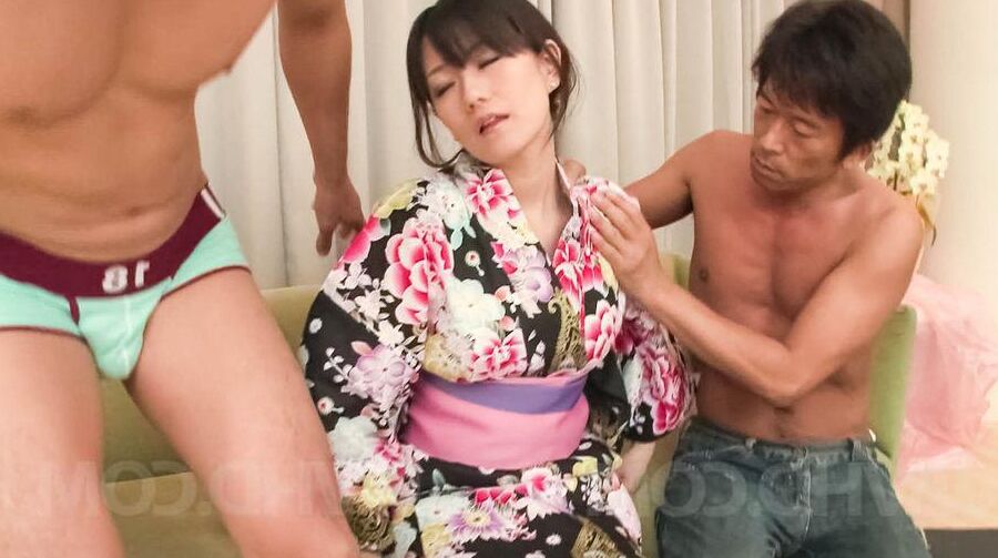 15P Manami Komukai Asian reçoit un vibromasseur sur la poitrine et suce deux outils