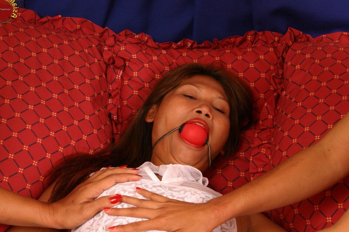 16P trio de filles asiatiques bondage et chatouilles amusantes avec sa petite amie écartée sur le
