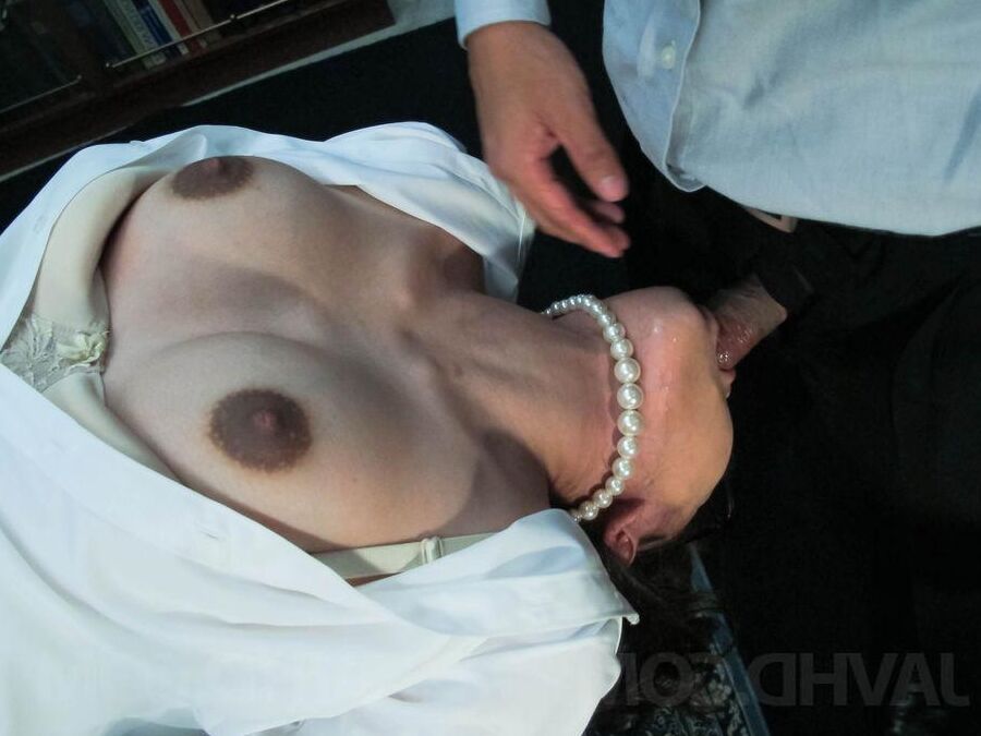 12P Ibuki Asian mostra bunda safada por baixo da saia e chupa pênis duro
