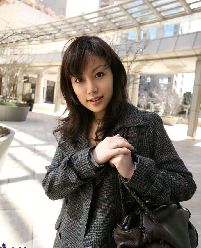 15P La adolescente japonesa Tomoka se masturba y folla antes de modelar medias de rejilla