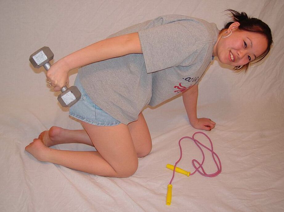 16P A adolescente asiática China está ficando nua e brincando com brinquedos!