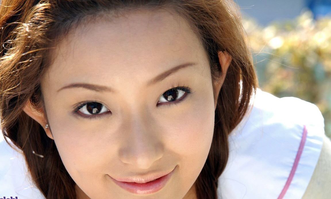 16P La linda colegiala japonesa Nao Yoshizaki se quita las lindas bragas para mostrar su arbusto