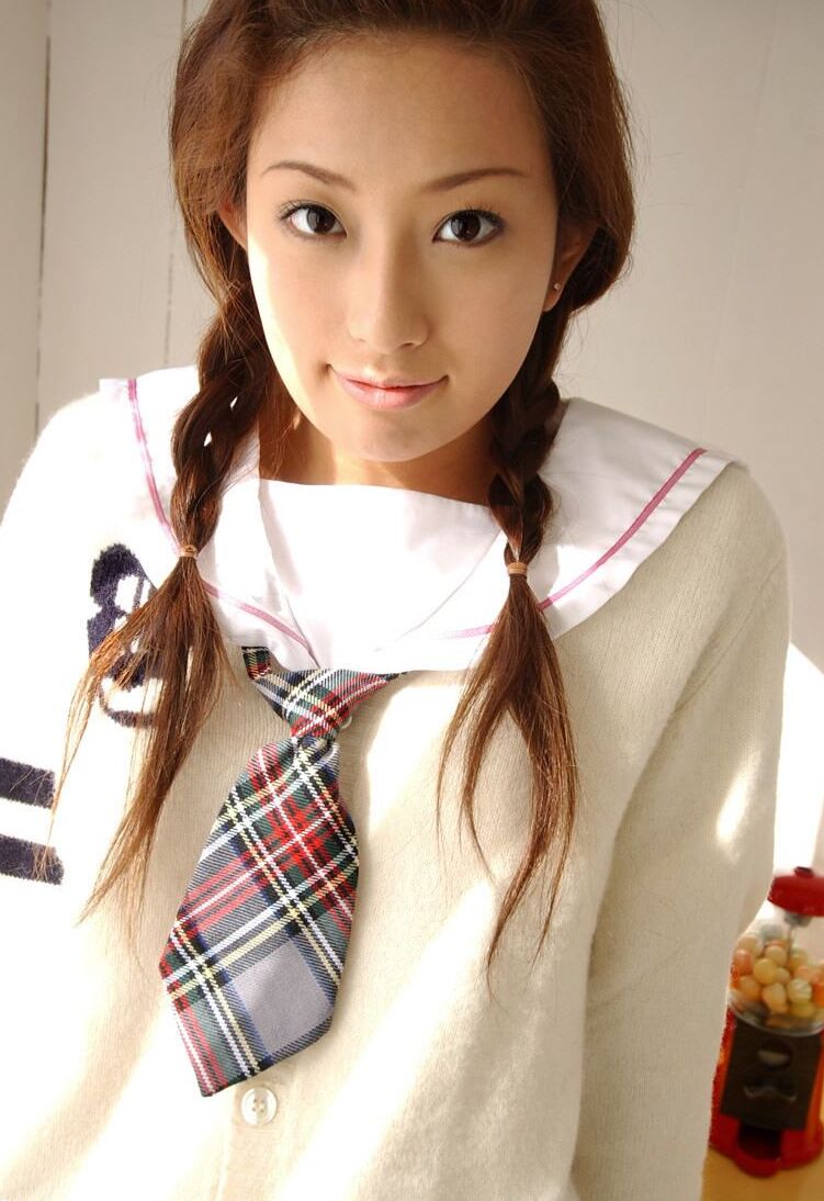16P La linda colegiala japonesa Nao Yoshizaki se quita las lindas bragas para mostrar su arbusto