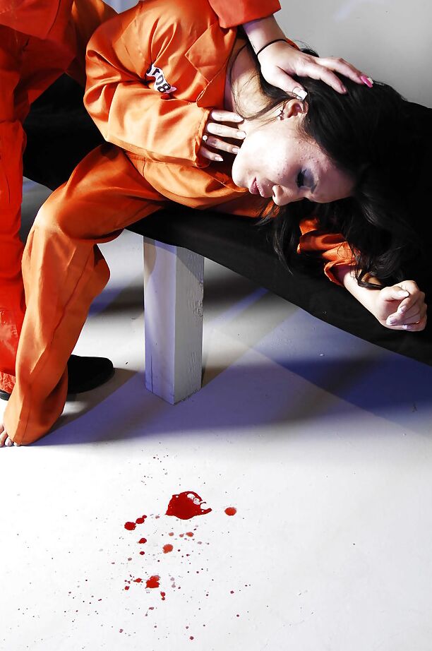 16P La superbe épouse asiatique Asa Akira se fait gangbanger par des policiers en prison