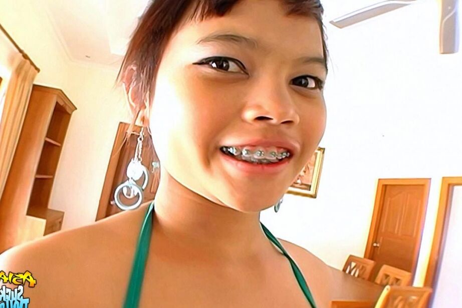 15P Chica asiática joven con frenillos chupa una gran polla antes del sexo vaginal