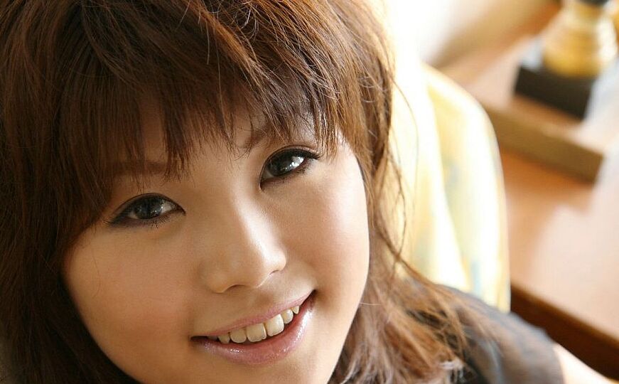 16P A adolescente japonesa gostosa Azumi Harusaki brinca com seus pelos pubianos enquanto está nua