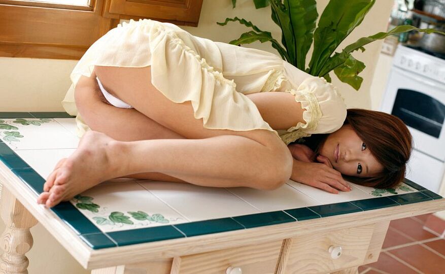 16P 若い日本人の女の子、三留ゆうが白い Tバックで誘惑的なポーズをとる