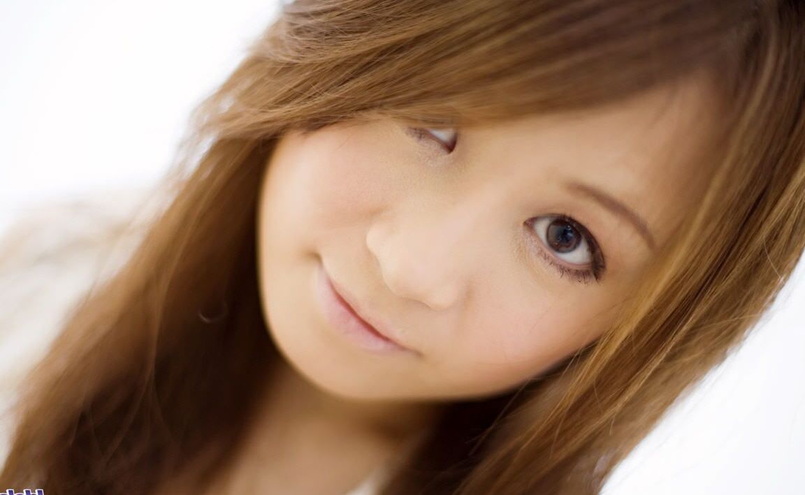 16P Das junge japanische Mädchen Airin hat Freude daran, ihre Unterwäsche unter dem Rock zur Schau zu stellen