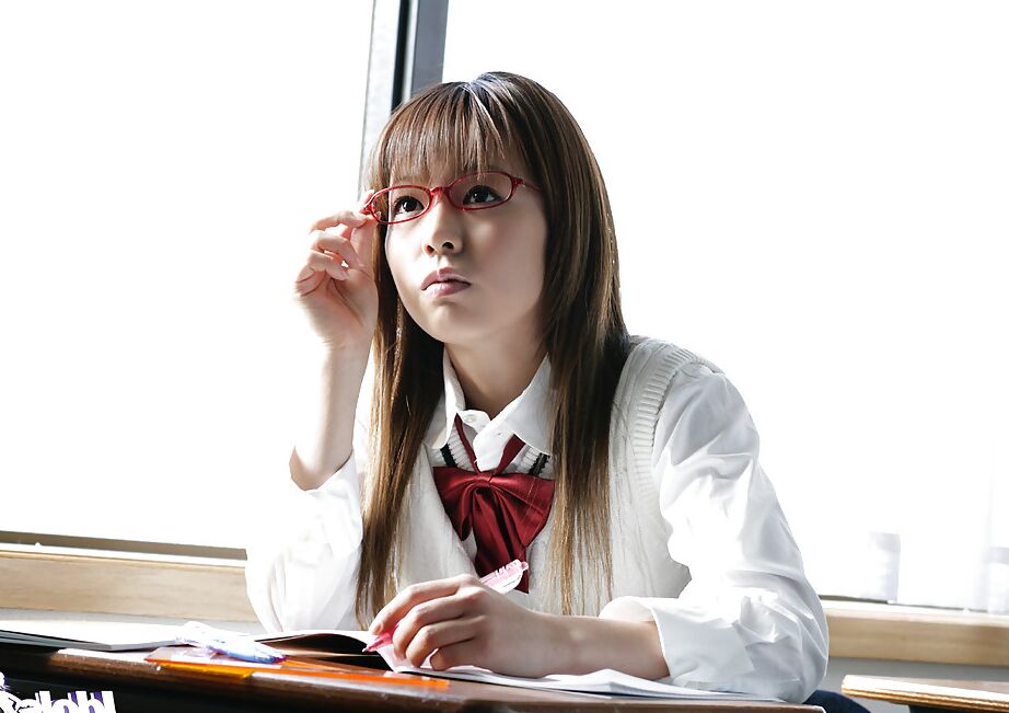 16P Yume Kimino, écolière asiatique coquine, enlève sa jupe et sa culotte.