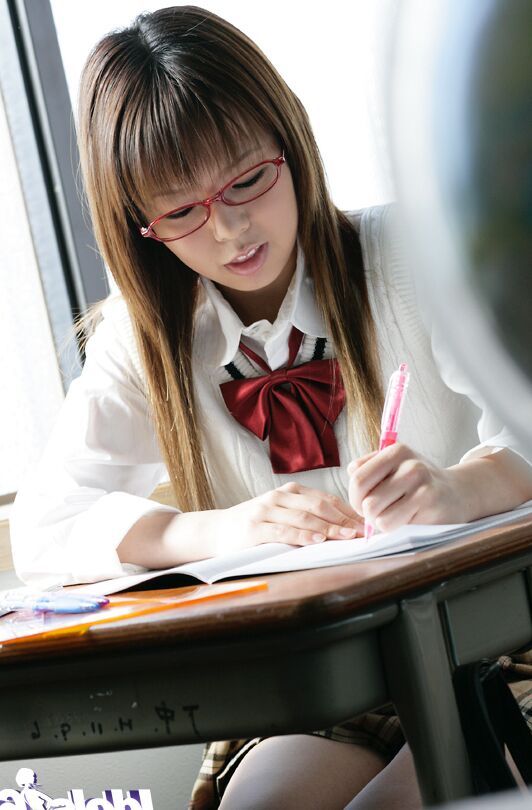16P Yume Kimino, écolière asiatique coquine, enlève sa jupe et sa culotte.