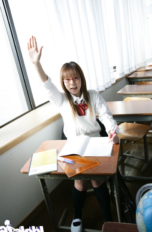 16P Yume Kimino, écolière asiatique coquine, enlève sa jupe et sa culotte.